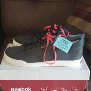 Women's size 9 Reebok shoes